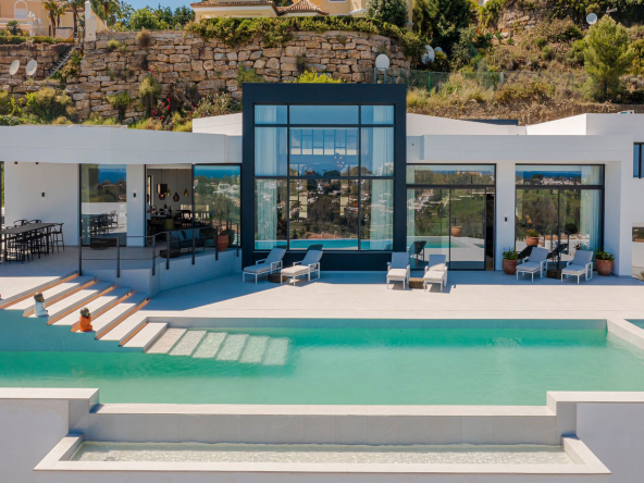 Masterpiece with long private Pool El Paraiso Alta